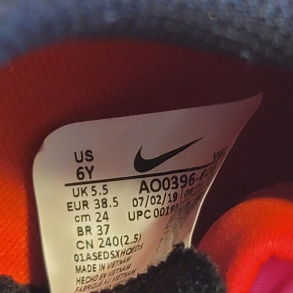 Nike Phantom Soccer Cleats - Picture 8 of 9